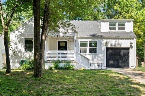Photo of 912 E 78th Street, Kansas City, MO 64131 (MLS # 2640946)