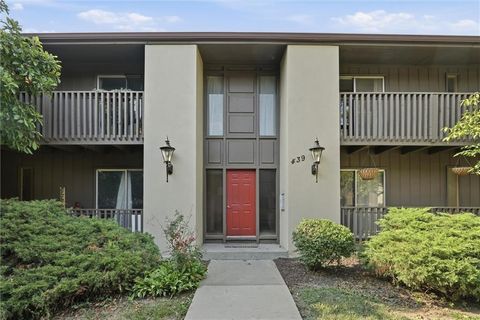 Photo of 439 W 104th Street #D, Kansas City, MO 64114 (MLS # 2631599)