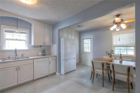 Photo of 722 E Meyer Boulevard, Kansas City, MO 64131 (MLS # 2579522)