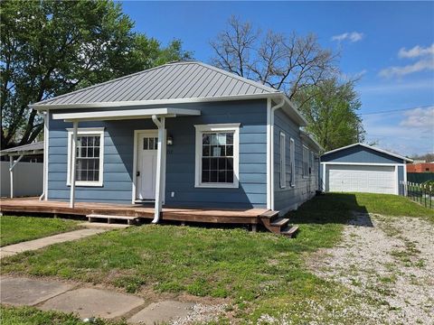 Photo of 712 E Market Street, La Cygne, KS 66040 (MLS # 2616176)