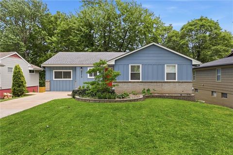 Photo of 8213 Kenwood Avenue, Kansas City, MO 64131 (MLS # 2628722)