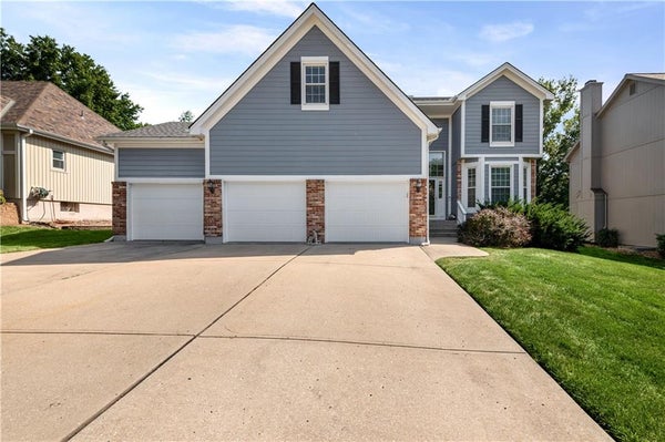 9407 N TRACY AVE, KANSAS CITY, MO 64155 - Image 7fce5b7c9167c1f9bbfb9ceda4de965f/2113197348