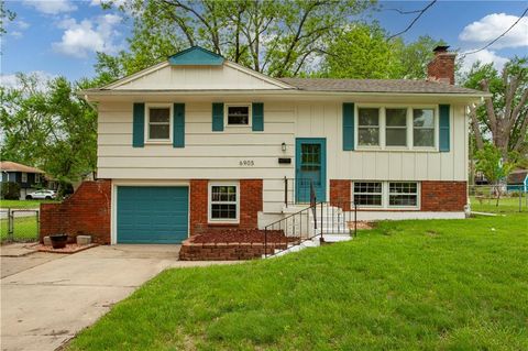 Photo of 6905 E 136 Street, Grandview, MO 64030 (MLS # 2616068)