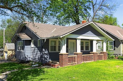 Photo of 112 N Ash Avenue, Independence, MO 64053 (MLS # 2615001)