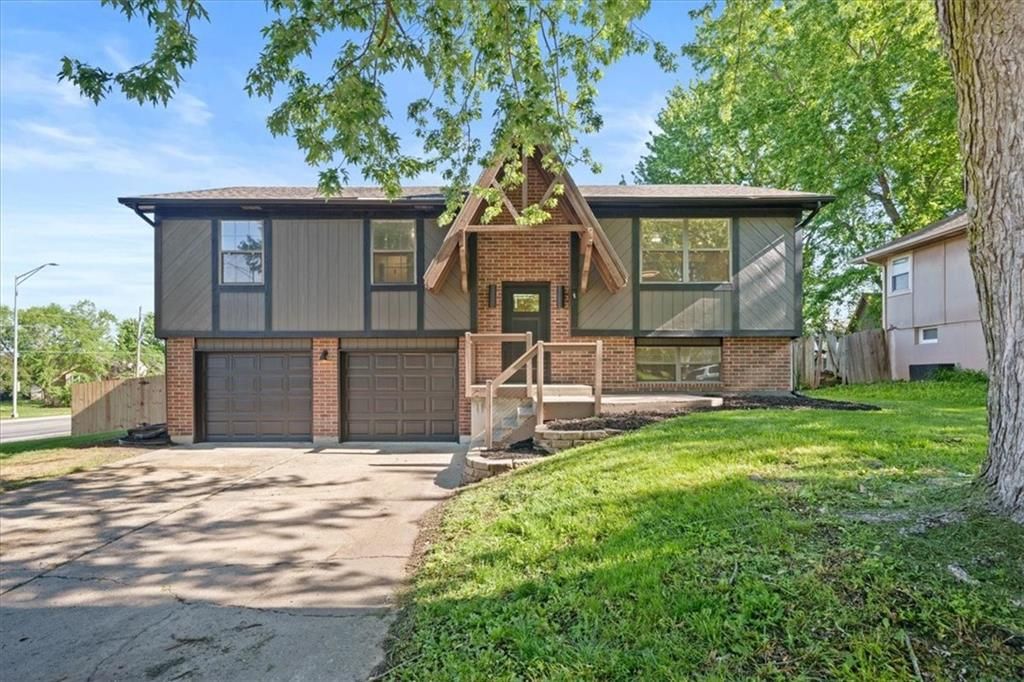Photo of 332 Flagstone Drive, Lees Summit, MO 64063 (MLS # 2616801)