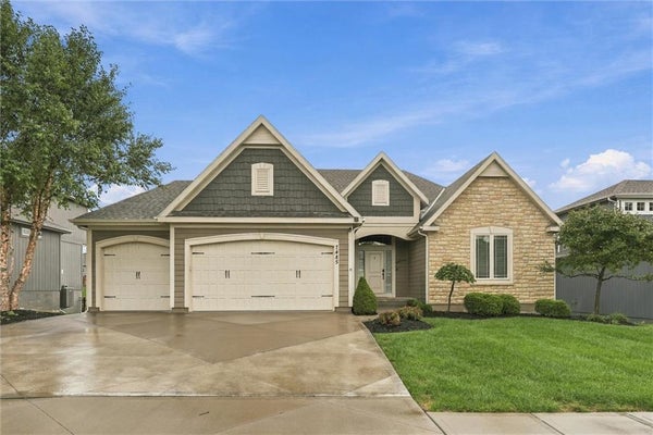 7485 NW FOREST LAKES DR, KANSAS CITY, MO 64152 - Image 80c8c6133ac44e1f2e52feca2b0e705c/2161896542