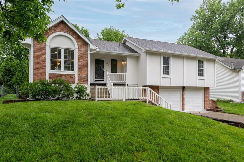 Photo of 13921 S Summertree Lane, Olathe, KS 66062 (MLS # 2617254)