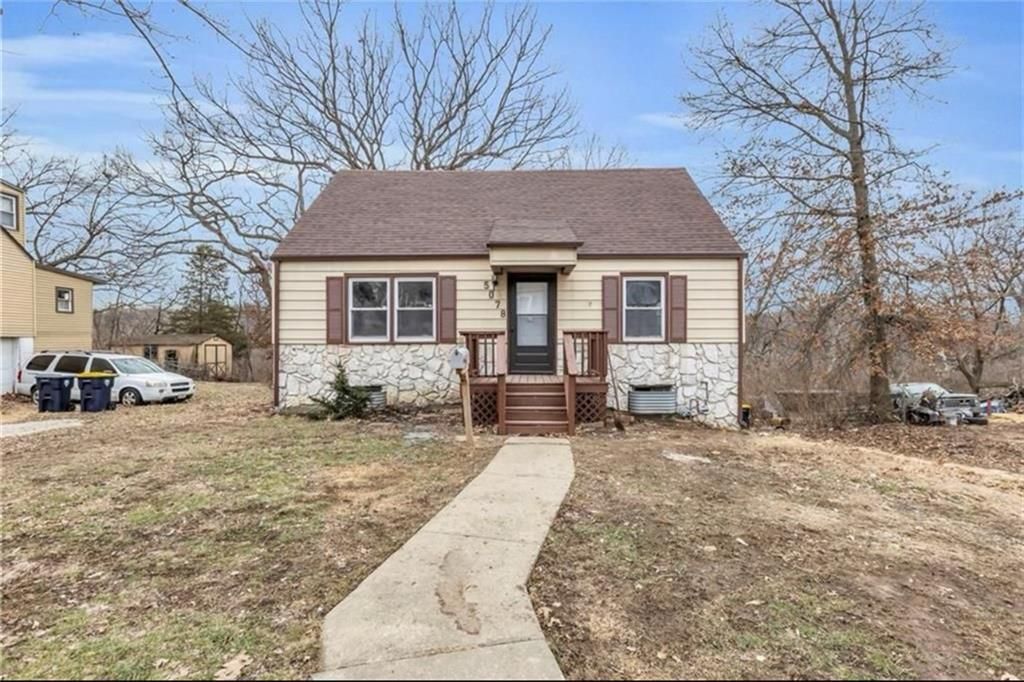 Photo of 5078 Glenside Drive, Kansas City, MO 64129 (MLS # 2618618)