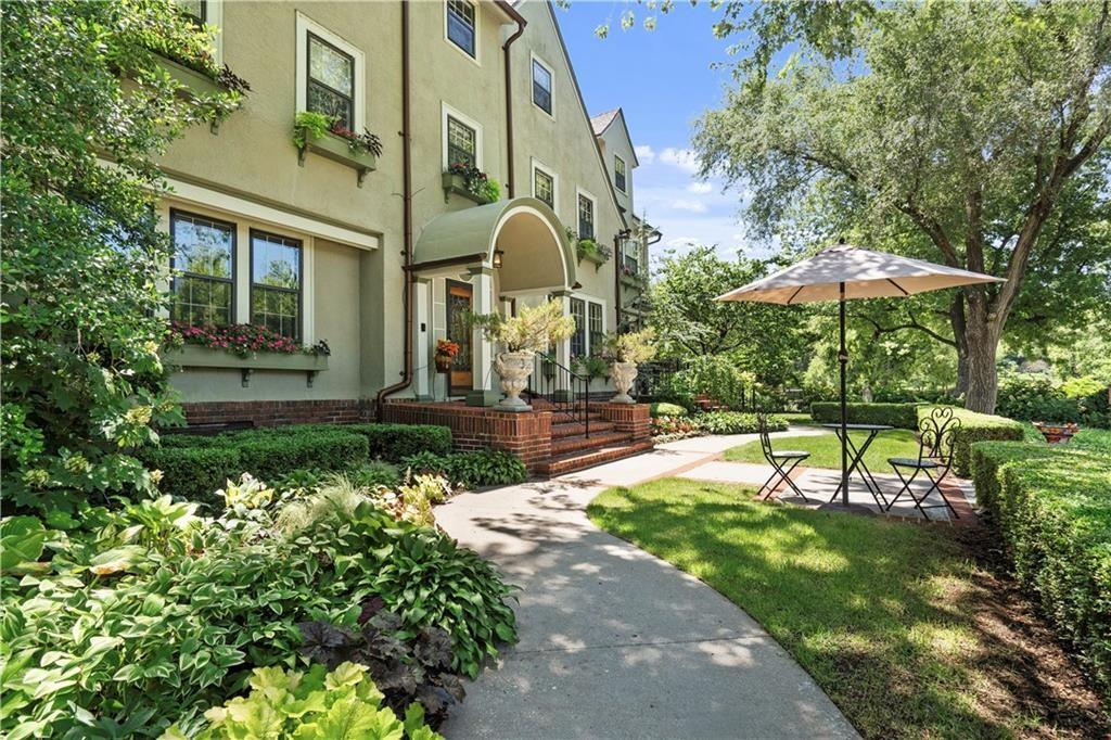 239 W 52nd Street