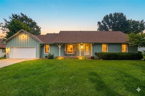 Photo of 319 SE Ridgeview Drive, Lees Summit, MO 64063 (MLS # 2621288)