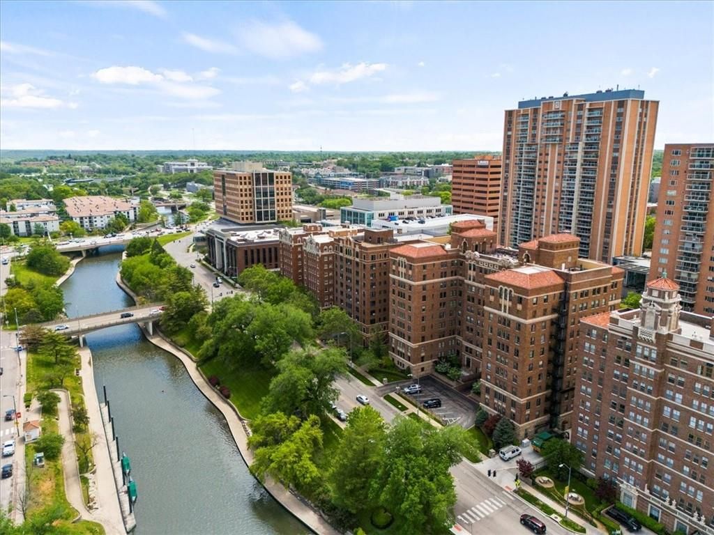 Photo of 121 W 48th Street #1504, Kansas City, MO 64112 (MLS # 2596858)