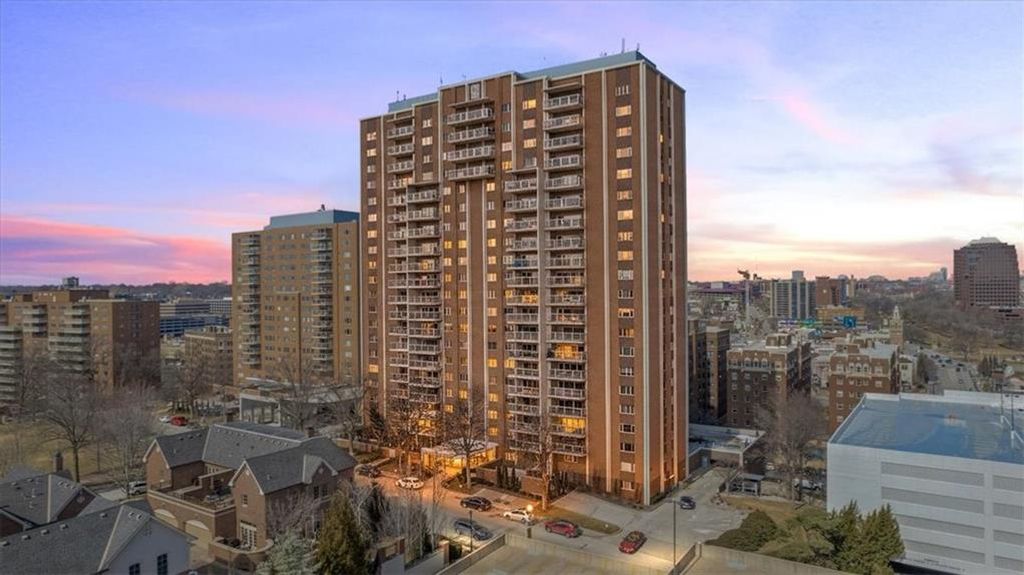 Photo of 121 W 48th Street #1504, Kansas City, MO 64112 (MLS # 2596858)