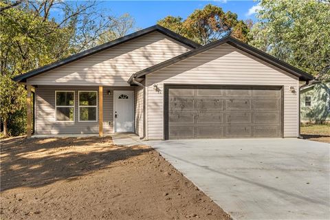 Photo of 520 W Hunter Street, Nevada, MO 64772 (MLS # 2581610)