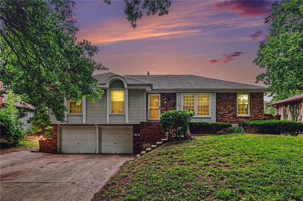 Photo of 10817 Fuller Avenue, Kansas City, MO 64134 (MLS # 2622936)