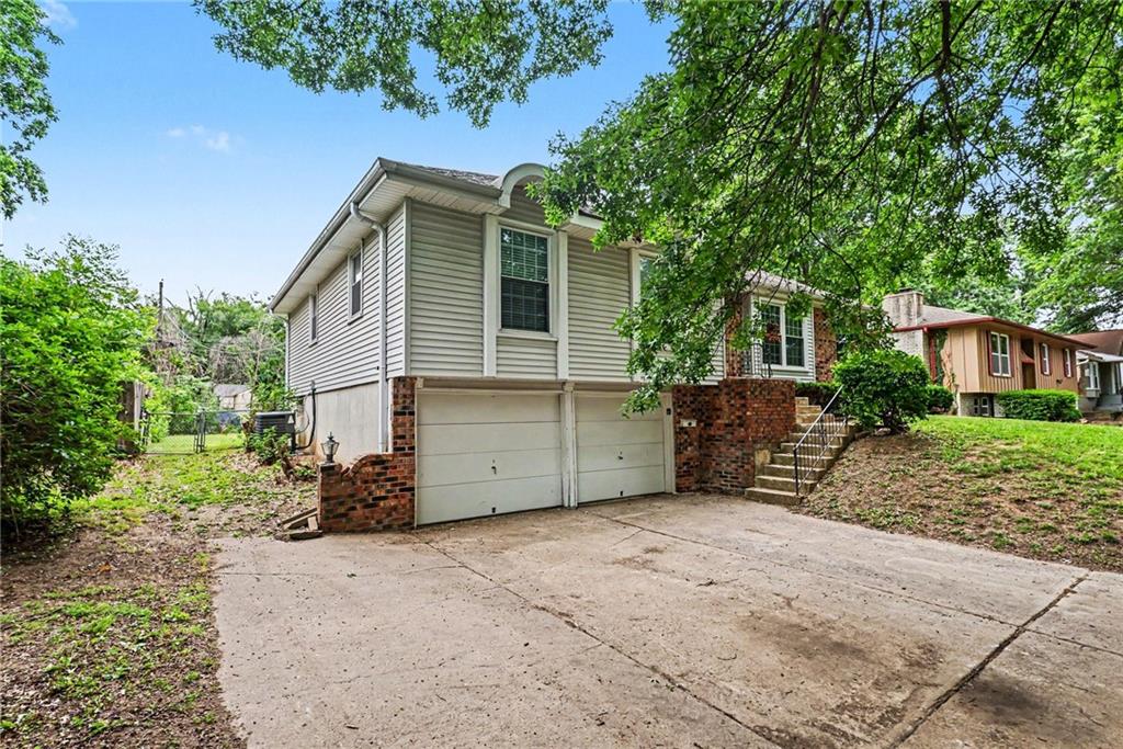 Photo of 10817 Fuller Avenue, Kansas City, MO 64134 (MLS # 2622936)