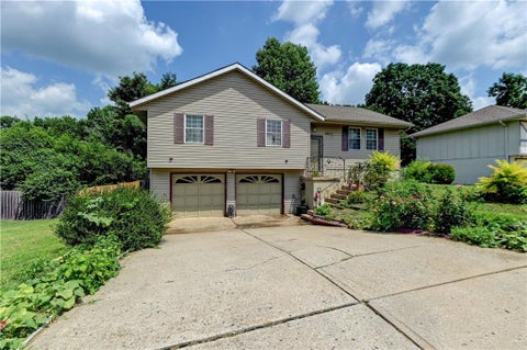 Photo of 2400 NW 84th Terrace, Kansas City, MO 64154 (MLS # 2635671)