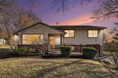 Photo of 1701 NE 49th Street, Kansas City, MO 64118 (MLS # 2612279)