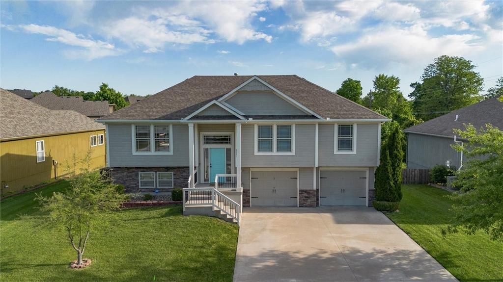 Photo of 2301 NE Treetop Drive, Blue Springs, MO 64029 (MLS # 2617424)