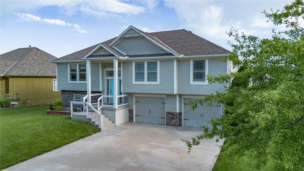 Photo of 2301 NE Treetop Drive, Blue Springs, MO 64029 (MLS # 2617424)