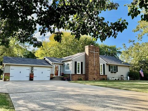 Photo of 616 Leawood Drive, Parsons, KS 67357 (MLS # 2579386)