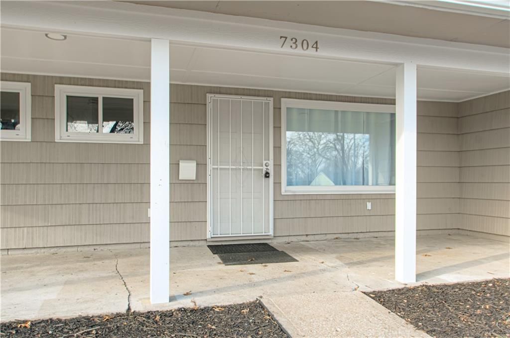 Photo of 7304 E 109th Terrace, Kansas City, MO 64134 (MLS # 2592520)