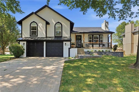 Photo of 1308 NE Foxwood Drive, Lees Summit, MO 64086 (MLS # 2638995)