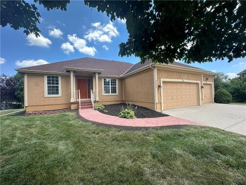 Photo of 2405 SW Stone Bridge Circle, Lees Summit, MO 64082 (MLS # 2630109)