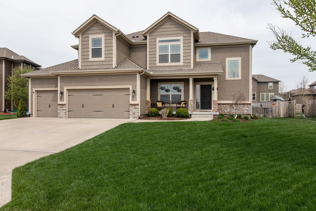 Photo 1 of 34 — 605 SW Lake Side Court, Lee's Summit, MO 64064