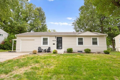 Photo of 9219 W 100th Street, Overland Park, KS 66212 (MLS # 2643439)