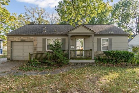 Photo of 3711 NE 53rd Street, Kansas City, MO 64119 (MLS # 2582296)