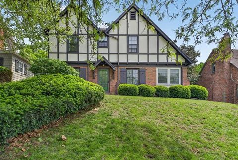 Photo of 4947 State Line Road, Kansas City, MO 64112 (MLS # 2614685)