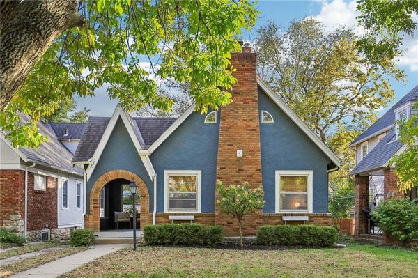 611 E 62ND ST, KANSAS CITY, MO 64110 - Image 842e7e52f85bda6a54708f4b07edf417/346298524