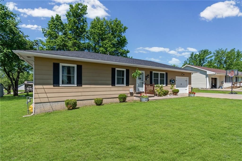 Photo of 1313 Pearl Street, Carrollton, MO 64633 (MLS # 2618497)