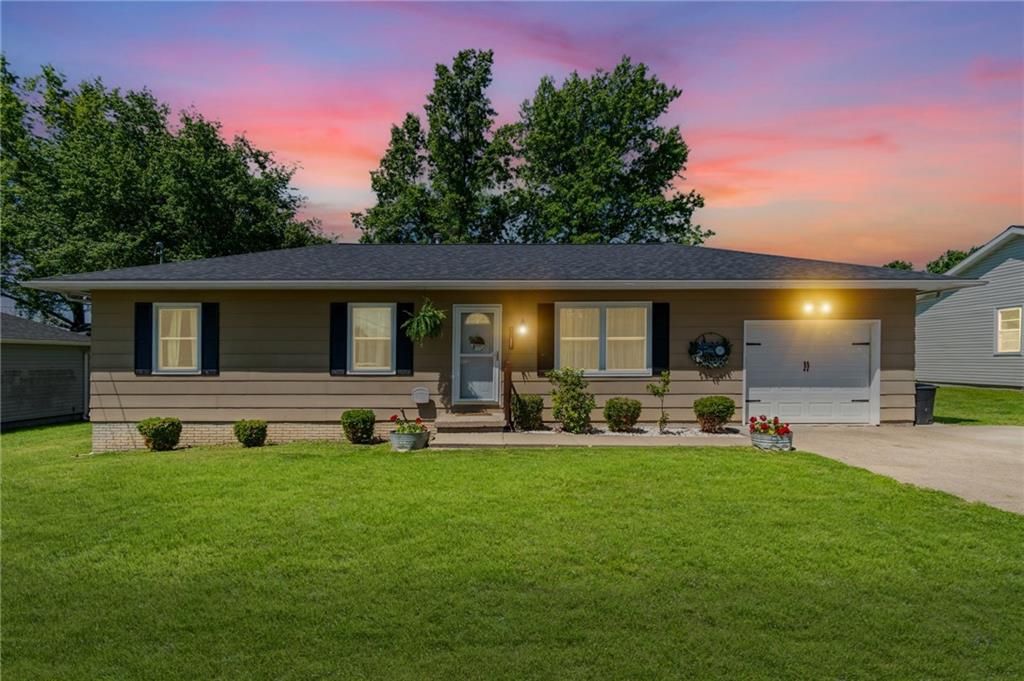 Photo of 1313 Pearl Street, Carrollton, MO 64633 (MLS # 2618497)