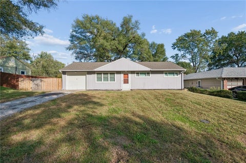 Photo of 11305 Mckinley Avenue, Kansas City, MO 64134 (MLS # 2647471)