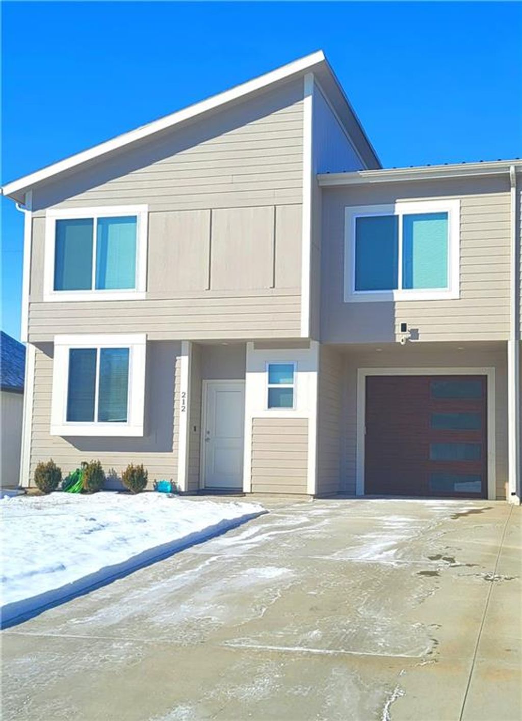 Photo of 212 N Mc Gee Street, Tonganoxie, KS 66086 (MLS # 2598949)