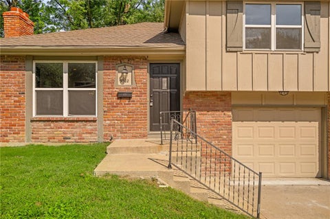Photo of 9302 W 83rd Street, Overland Park, KS 66204 (MLS # 2644941)