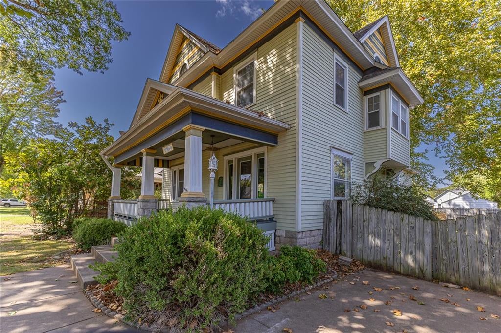 504 W 1st Street