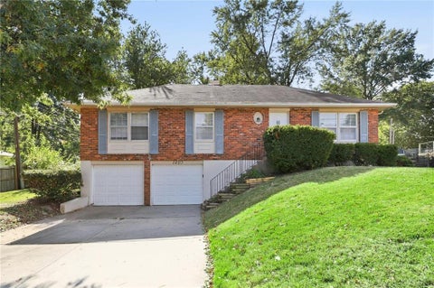 Photo of 1405 NE 76th Street, Gladstone, MO 64118 (MLS # 2647086)