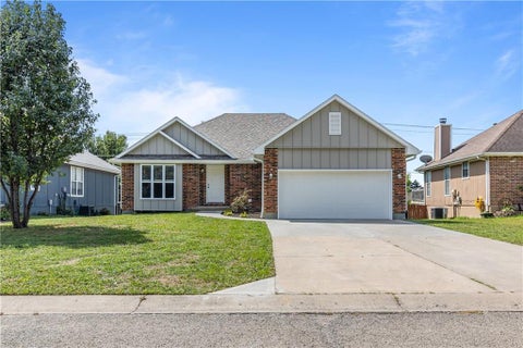 Photo of 908 Coventry Court, Warrensburg, MO 64093 (MLS # 2642630)