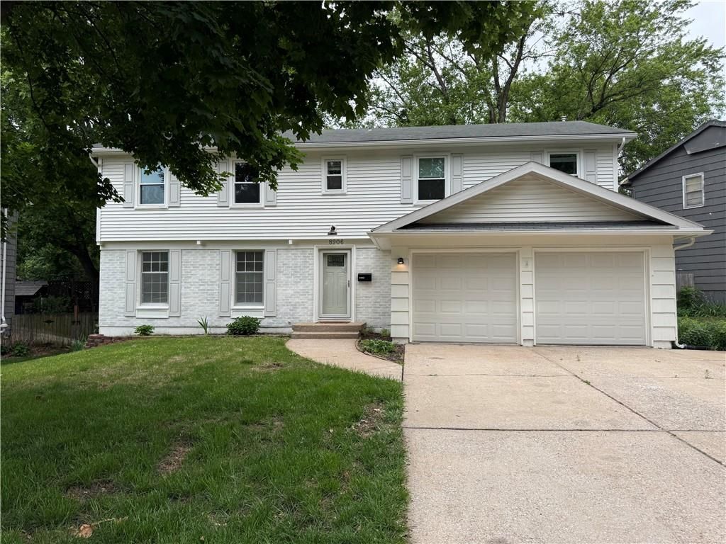 Photo of 8906 GRANT Street, Overland Park, KS 66212 (MLS # 2617504)