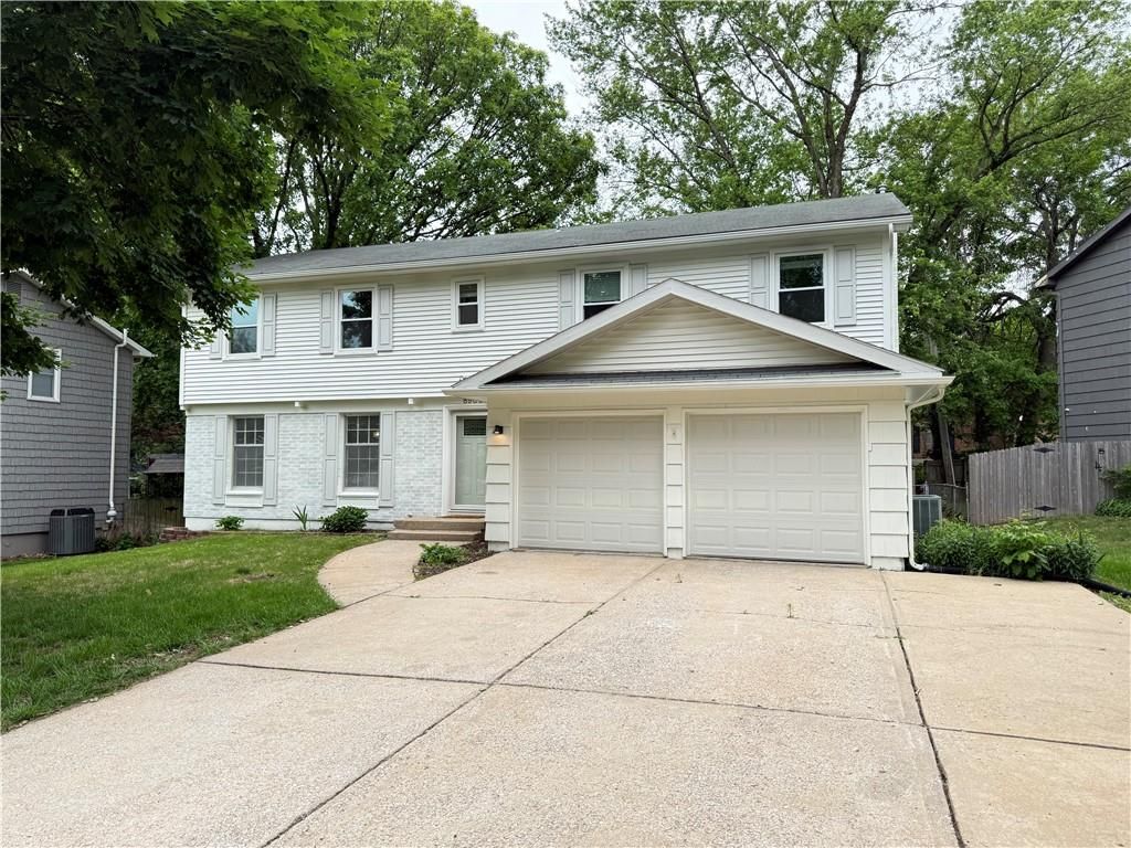 Photo of 8906 GRANT Street, Overland Park, KS 66212 (MLS # 2617504)