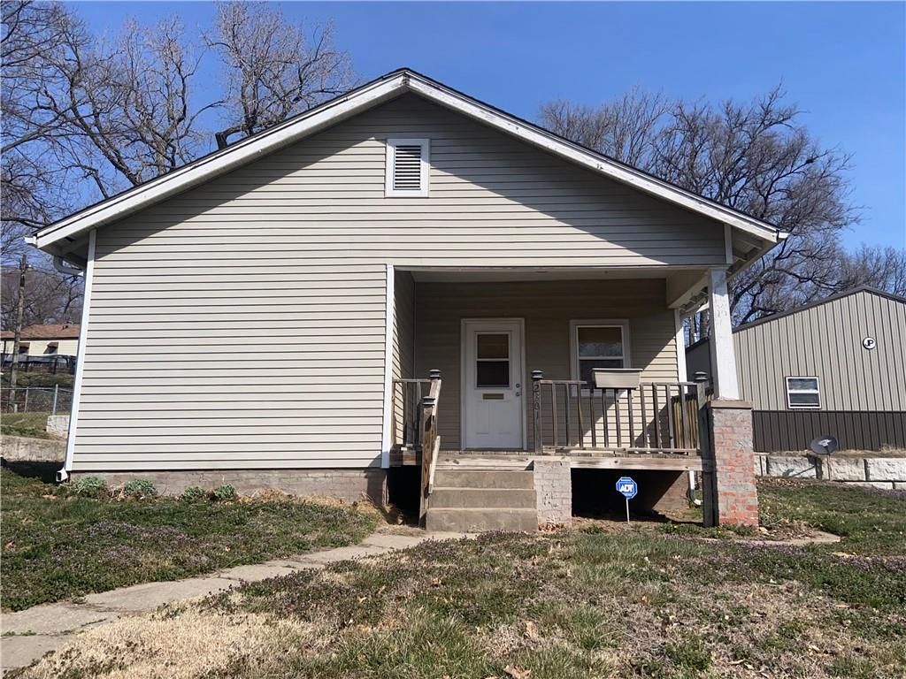 Photo of 2301 Atchison Street, St Joseph, MO 64503 (MLS # 2608366)