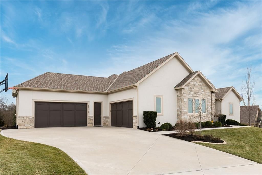 Photo of 25137 W 105th Terrace, Olathe, KS 66061 (MLS # 2598237)