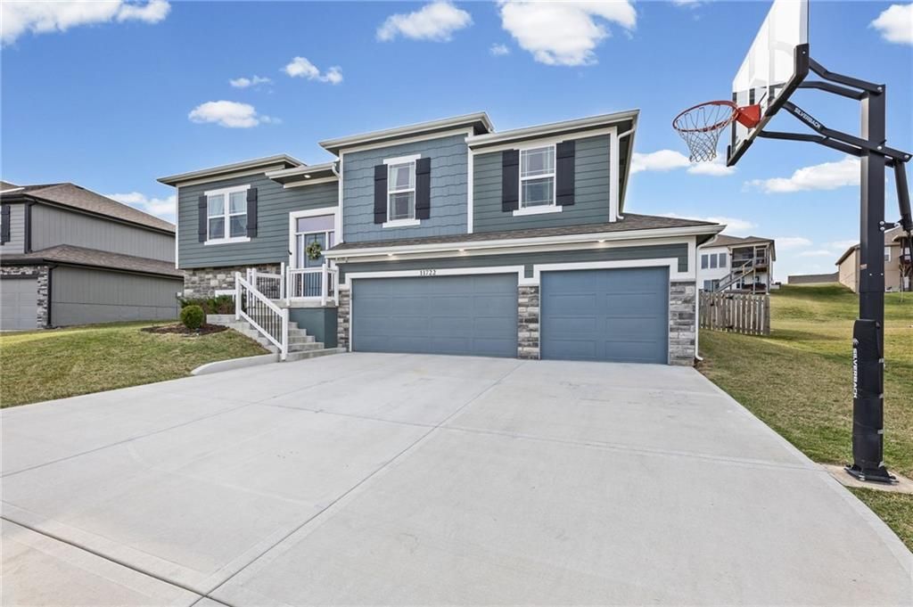 Photo of 11722 N Manning Avenue, Kansas City, MO 64157 (MLS # 2609002)