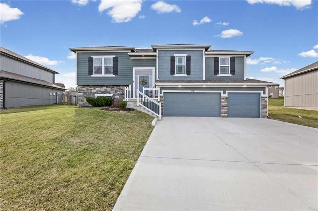 Photo of 11722 N Manning Avenue, Kansas City, MO 64157 (MLS # 2609002)