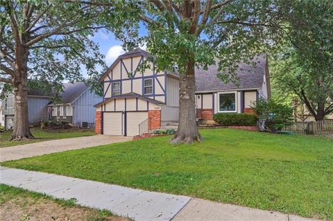 Photo of 2100 E Sleepy Hollow Drive, Olathe, KS 66062 (MLS # 2643258)