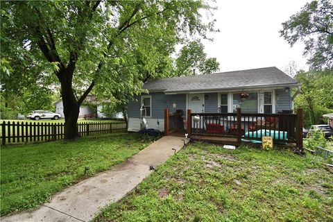 Photo of 5239 N BRISTOL Avenue, Kansas City, MO 64119 (MLS # 2616610)