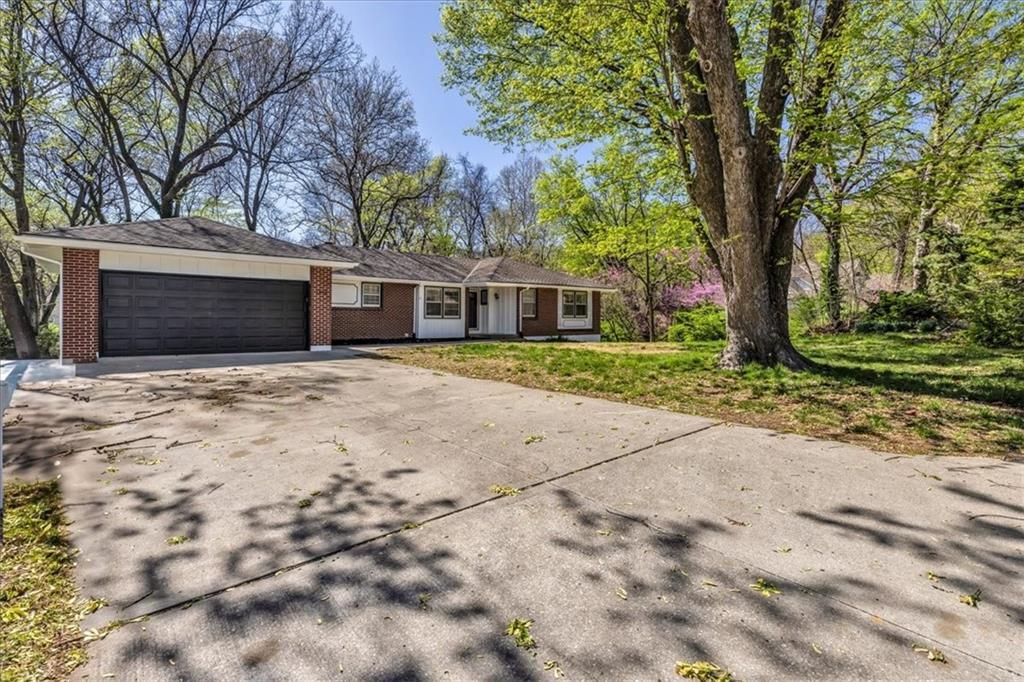 Photo of 1484 Hemlock Drive, Liberty, MO 64068 (MLS # 2544344)