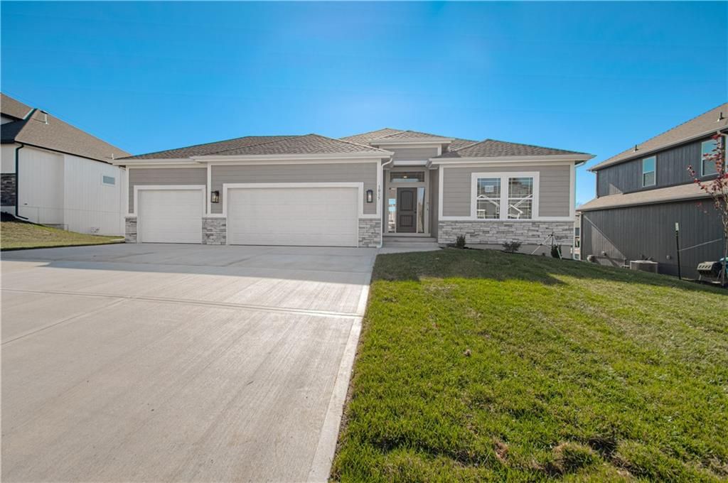 Photo of 1015 Poplar Lane, Liberty, MO 64068 (MLS # 2581659)